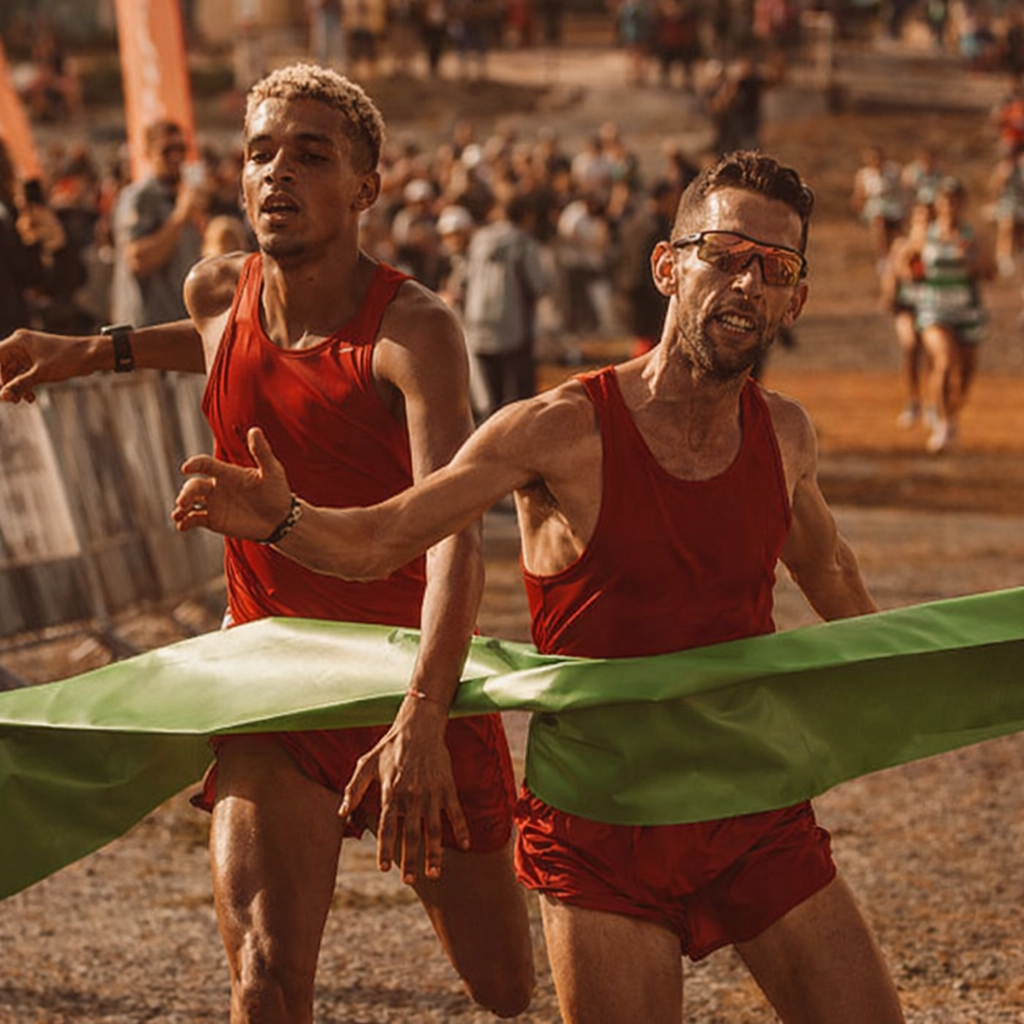 मैराथन रेस फिनिश लाइन पार करते धावक