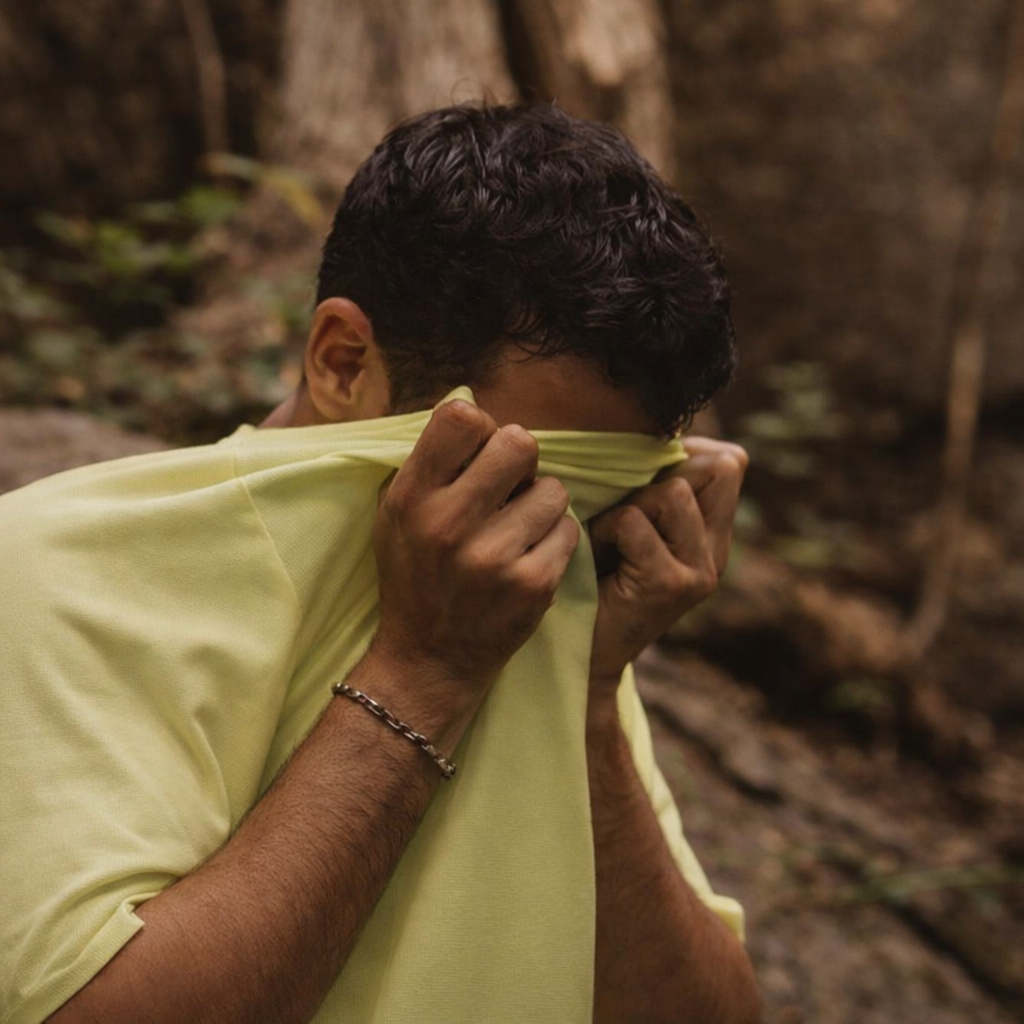 थका हुआ और पसीने से लथपथ धावक