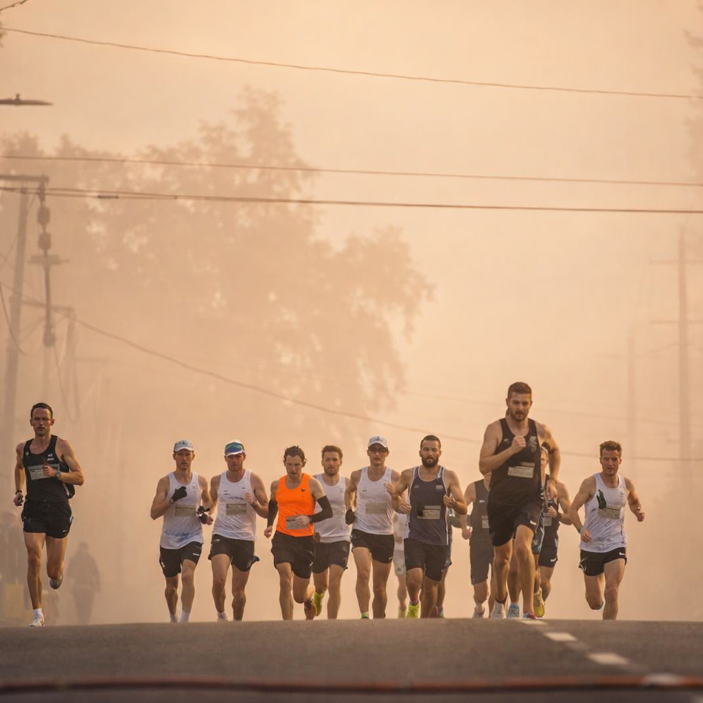 सुबह जेएलएन स्टेडियम में वार्म-अप करते मैराथन धावक