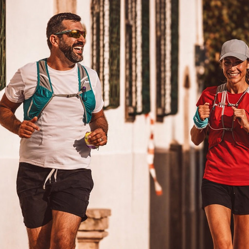 गर्म और उमस भरे शहर की सुबह में मैराथन धावक