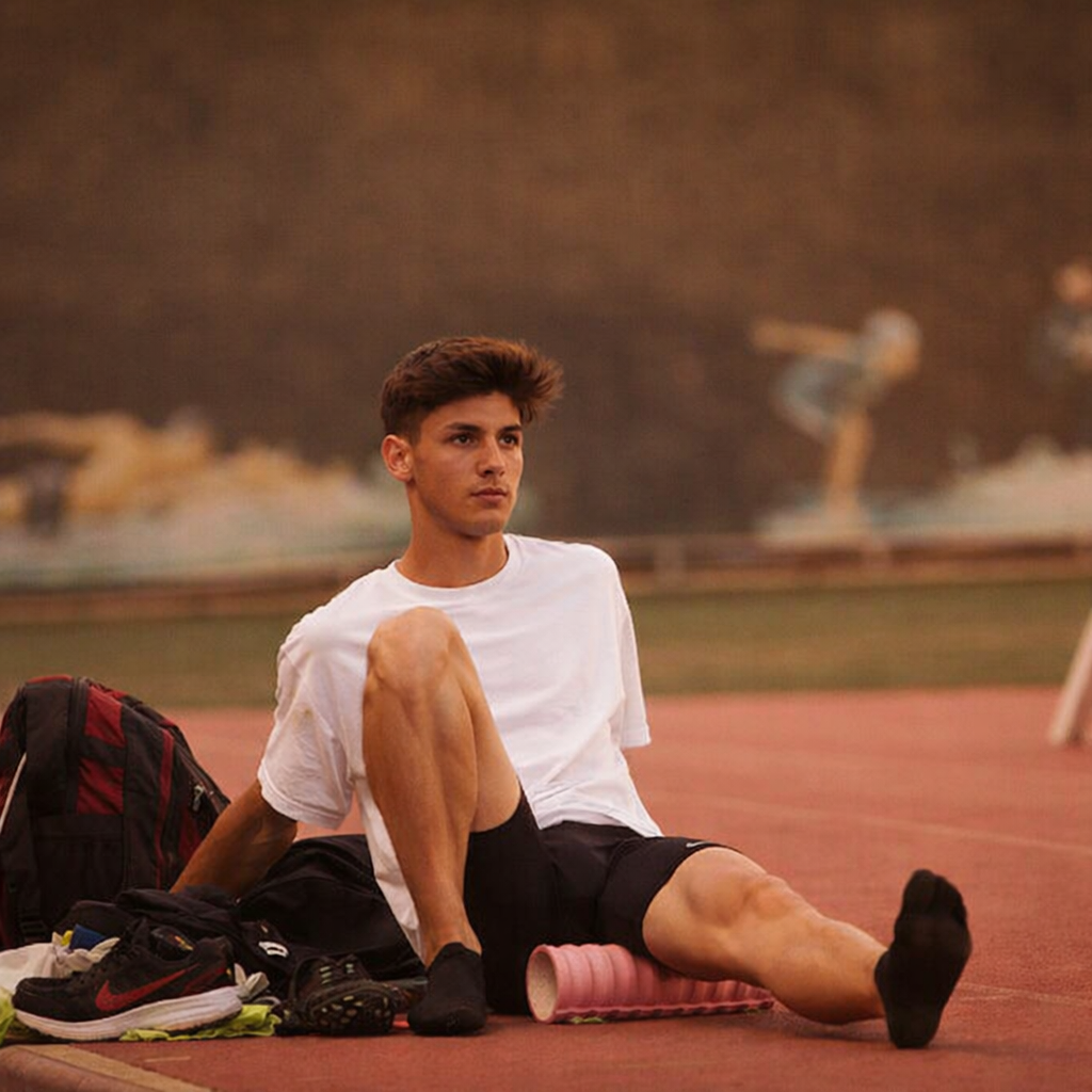 दौड़ने के बाद स्ट्रेचिंग और आराम करता धावक