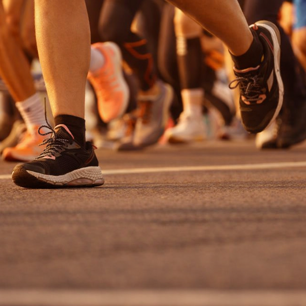 मैराथन धावकों के पैरों का क्लोज़-अप